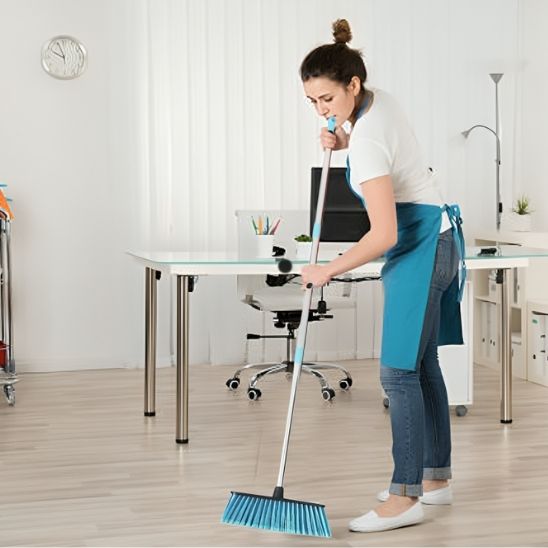 Balai brosse avec poils bleus pour nettoyer terrasse, carrelage et garage