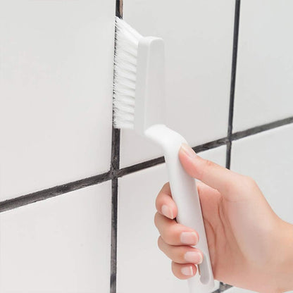 Brosse a joint utilisée sur le carrelage mural de la salle de bain