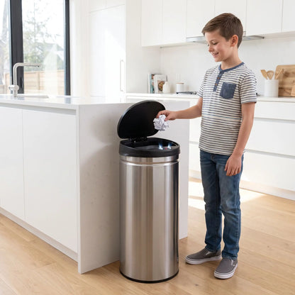 Poubelle inox 50L ouverture automatique vue de face cuisine contemporaine